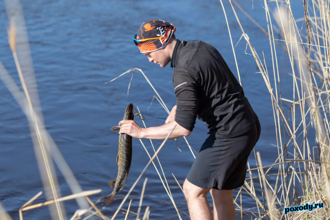 Инструктор ловит рыбку на реке Судогда