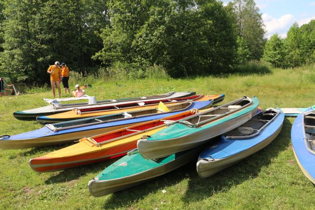 Байдарки Таймень собраны и готовы к сплаву по реке.