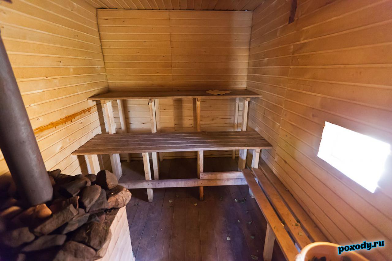В парилке достаточно места для 8 человек. Русская баня в туристическом лагере Домик в Мещере.