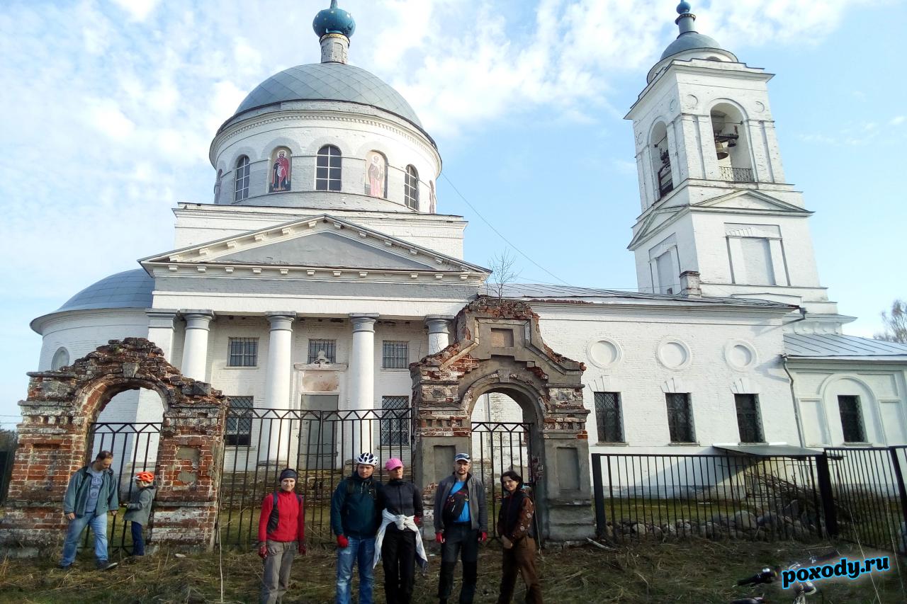 Еще одна домтопримечательность велосипедного марщрута - церковь в селе Картмазово.