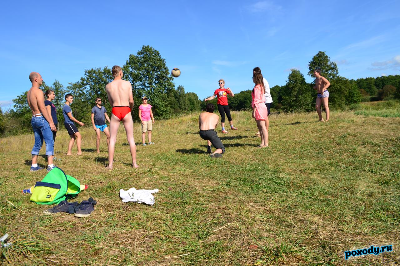 Походные развлечения - игра в волейбол 