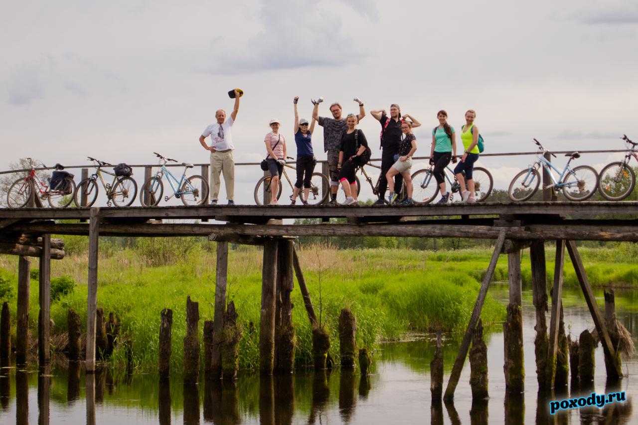 Фотоссесия велосипедистов на мосту через реку Судогда.