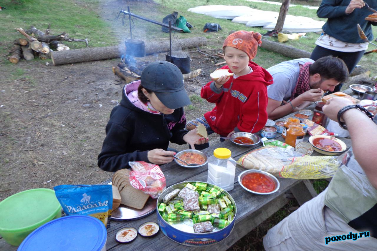 После маршрута встали на берегу лагерем и готовим обед.