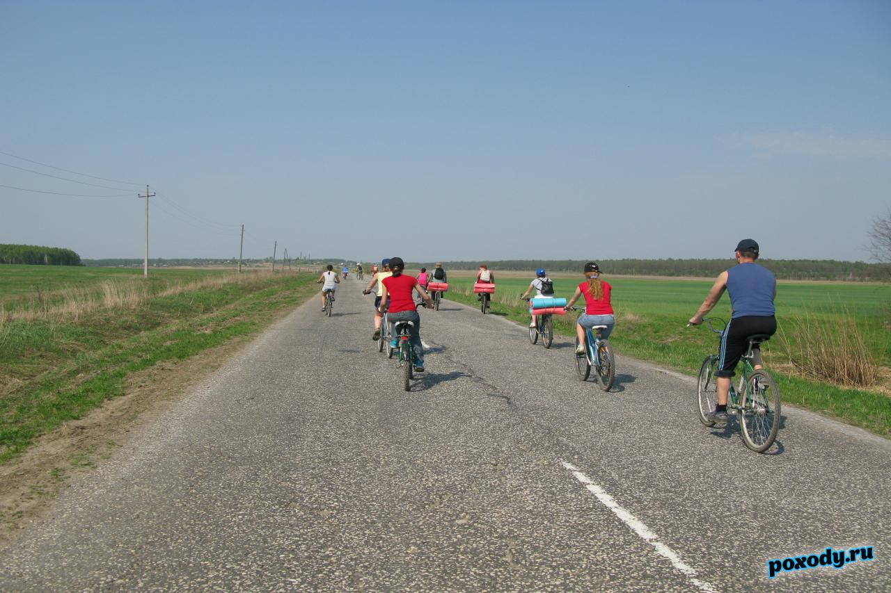 Во время велотура один инструктор едет впереди на велосипеде,  другой замыкает группу.