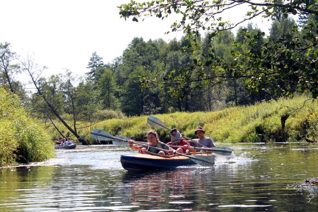 Байдарки плывут по реке недалеко от Владимира