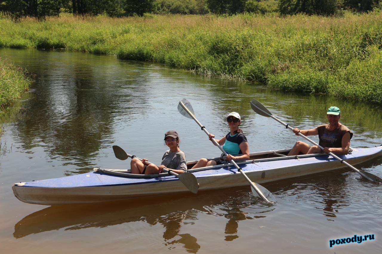 Туристы из Москвы проходят по реке маршрут выходного дня
