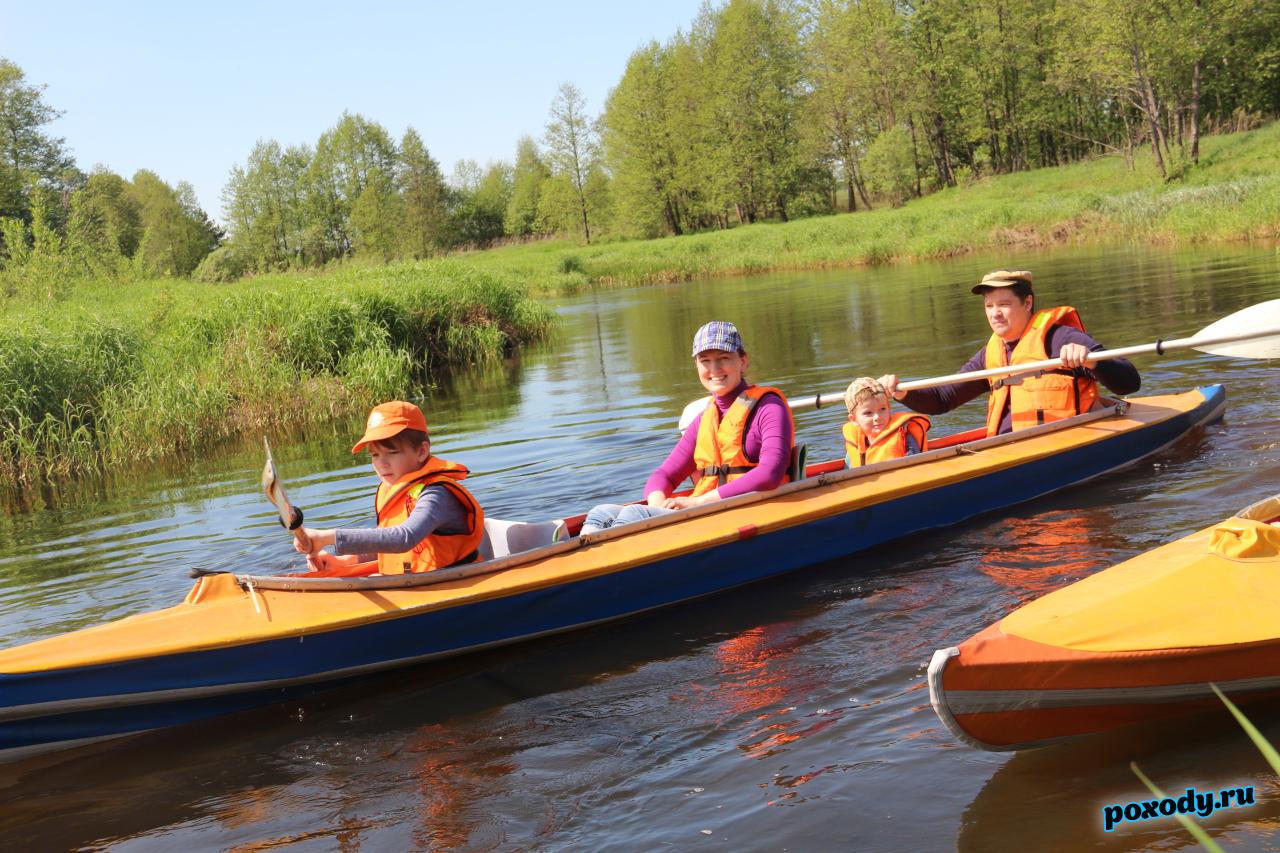 Туристы из Москвы плывут на байдарке по реке