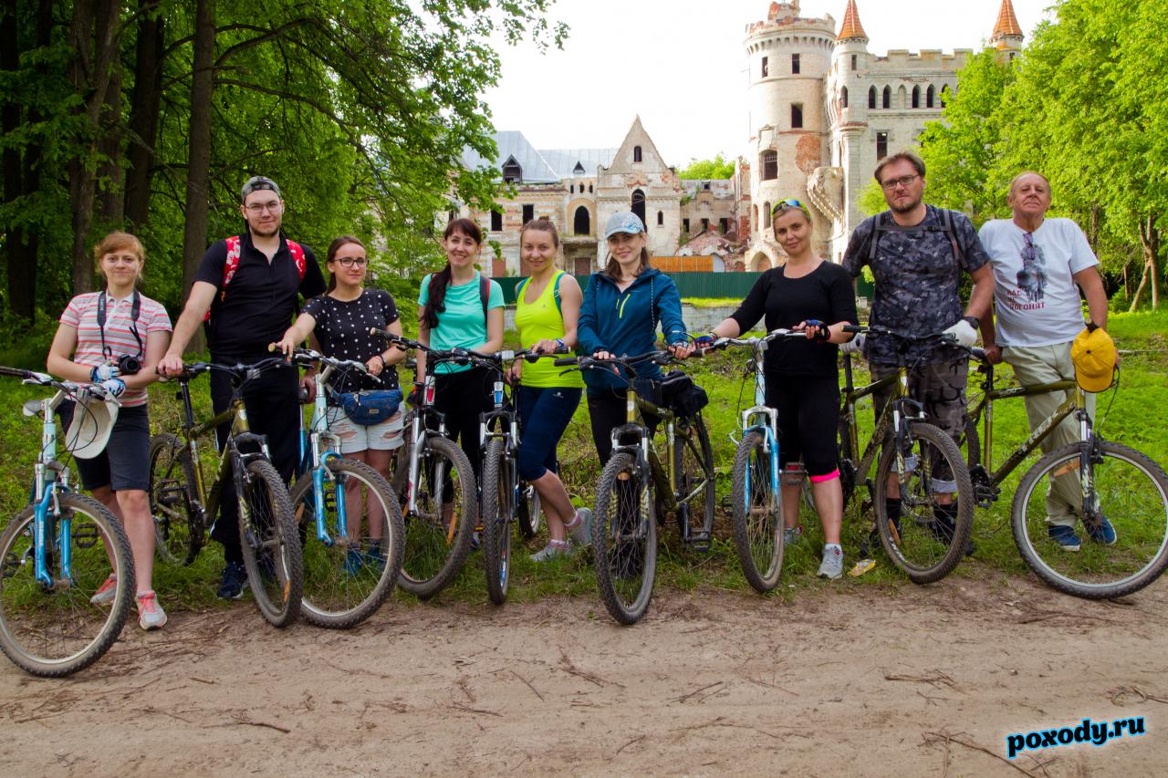 Участники велопохода фотографируются на фоне замка Храповицкого