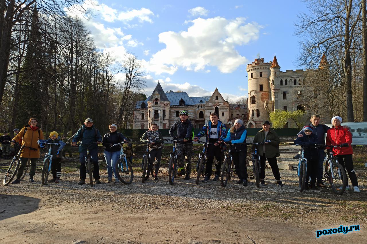 Участники велопутешествия добрались до замка Храповицкого.