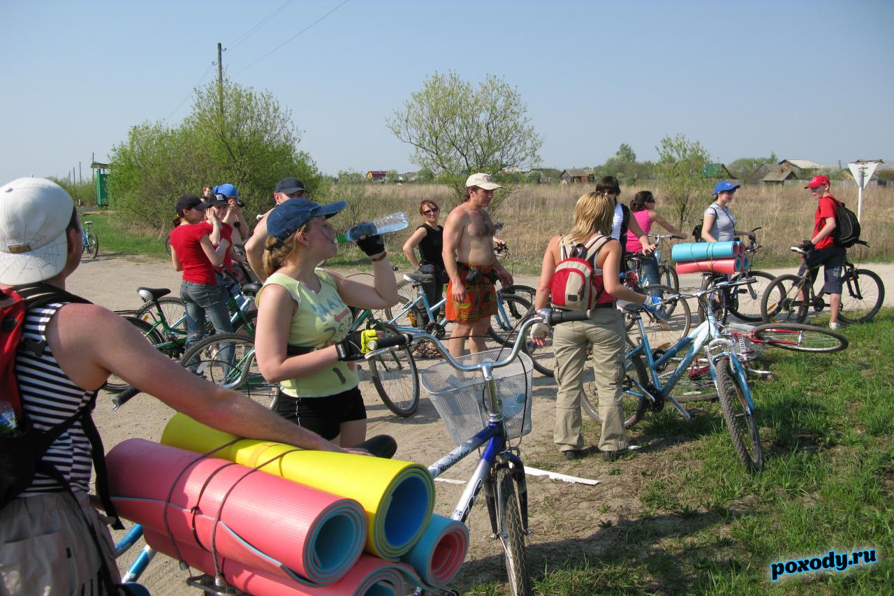 Велосипедисты отдыхают после дороги