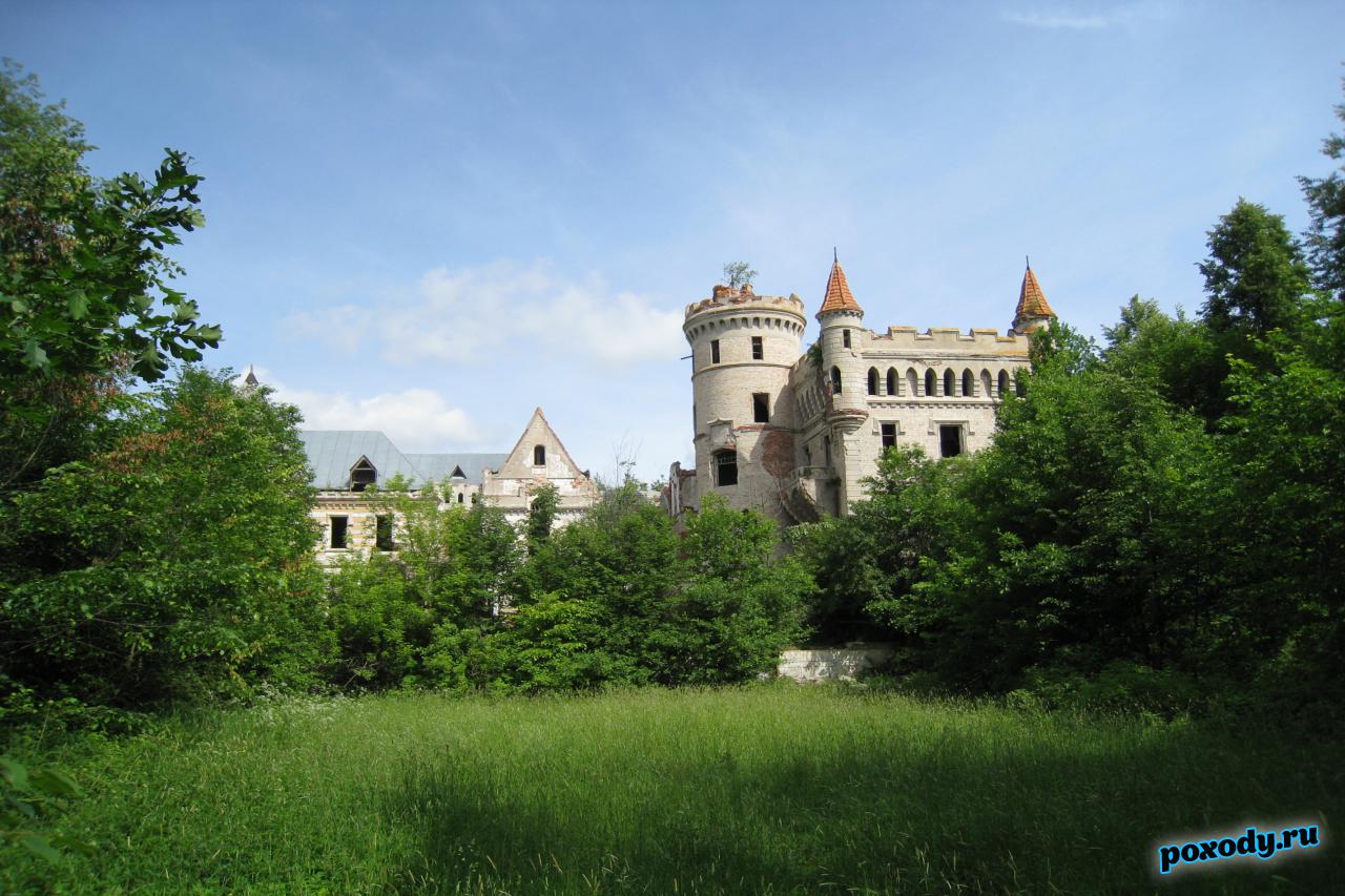 Замок Храповицкого находится недалеко от реки Судогда